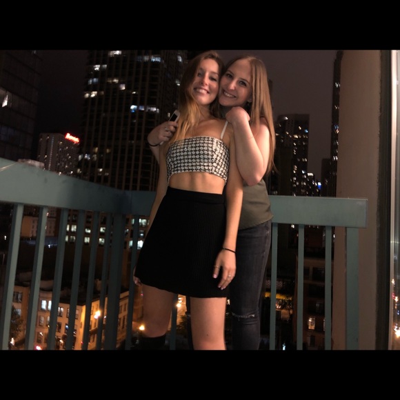 A beautiful sequin crop top - Picture 5 of 6